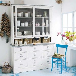 Vitrinas y alacenas blancas