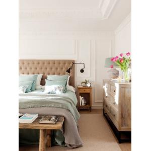 Completa el pie de cama con un banco o banqueta